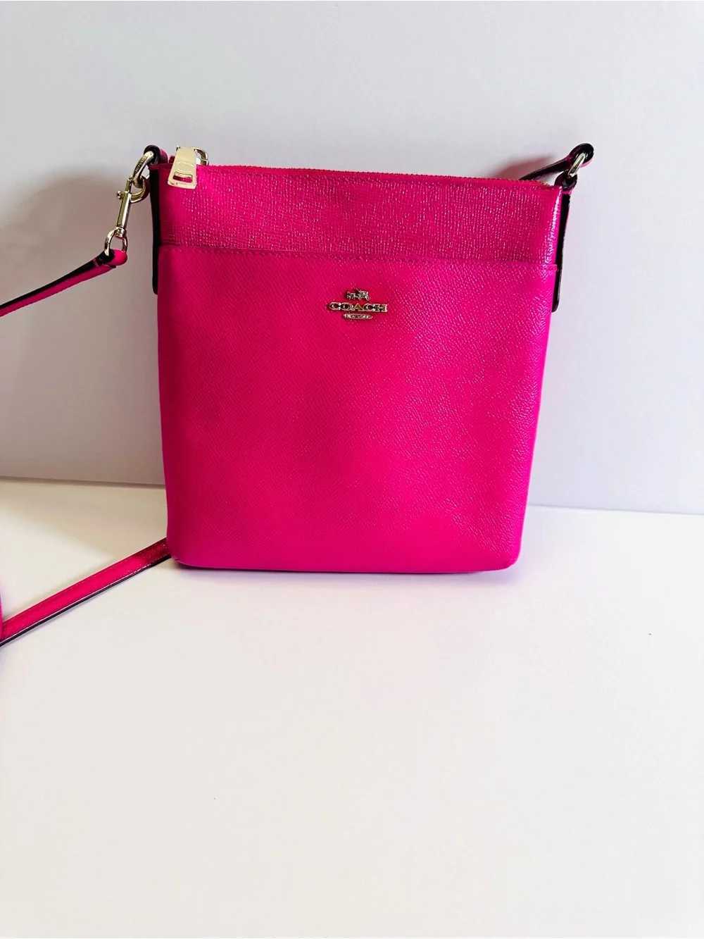 💖 COACH KITT MESSENGER CROSSBODY — BOLD PINK & CLASSIC COACH STYLE! 💖PREOWNED